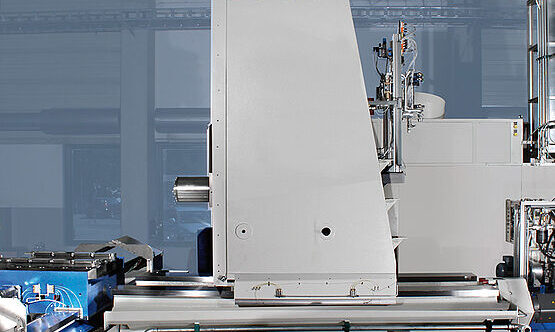 The particularly large guide length and width of the thermally inert cast-iron gantry column guarantee high stability, even when machining in high spindle positions.. 