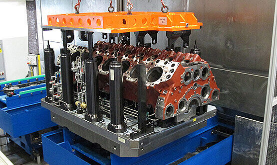 Komplexe, hydraulische Spannvorrichtung für ein V16-Kurbelgehäuse, kundenspezifisch und prozessoptimiert.