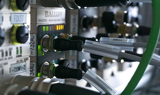 Die von standardisierten Software-Anwendungen auf der Maschine aufbereiteten und visualisierten Echtzeit-Daten versetzen den Anwender in die Lage, die Bearbeitung, Programmierung und Wartung der Maschine und die Organisation der Werkstücke und Werkzeuge zu optimieren.